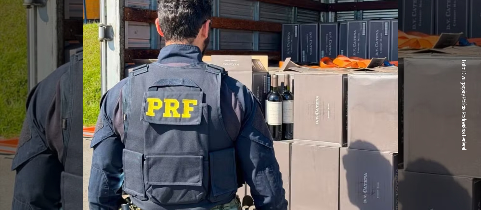 Agente da PRF diante de caixas de vinho argentino apreendidas na Rodovia Régis Bittencourt em Barra do Turvo (SP)